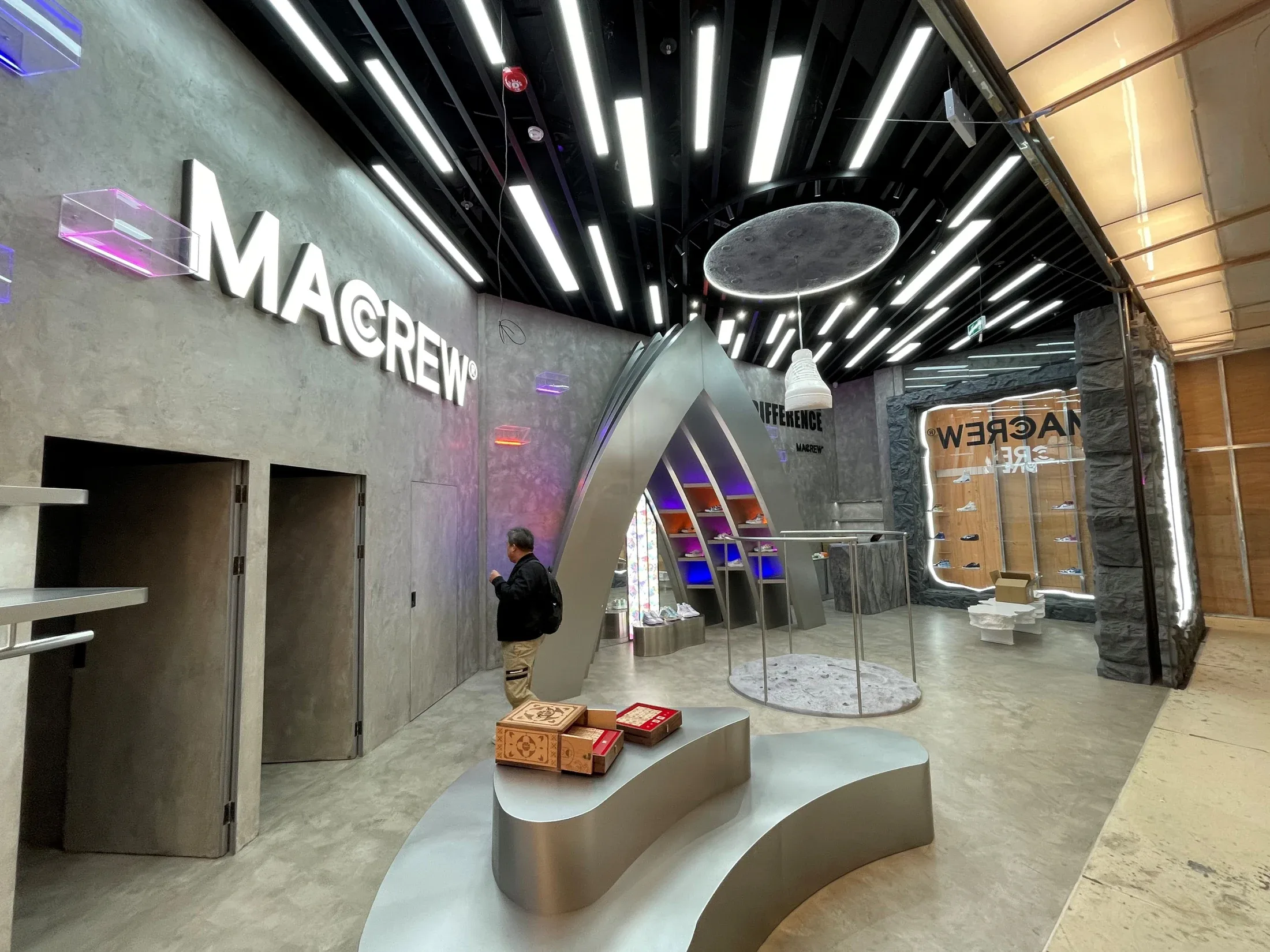 Maccrew — Interior ritel 1