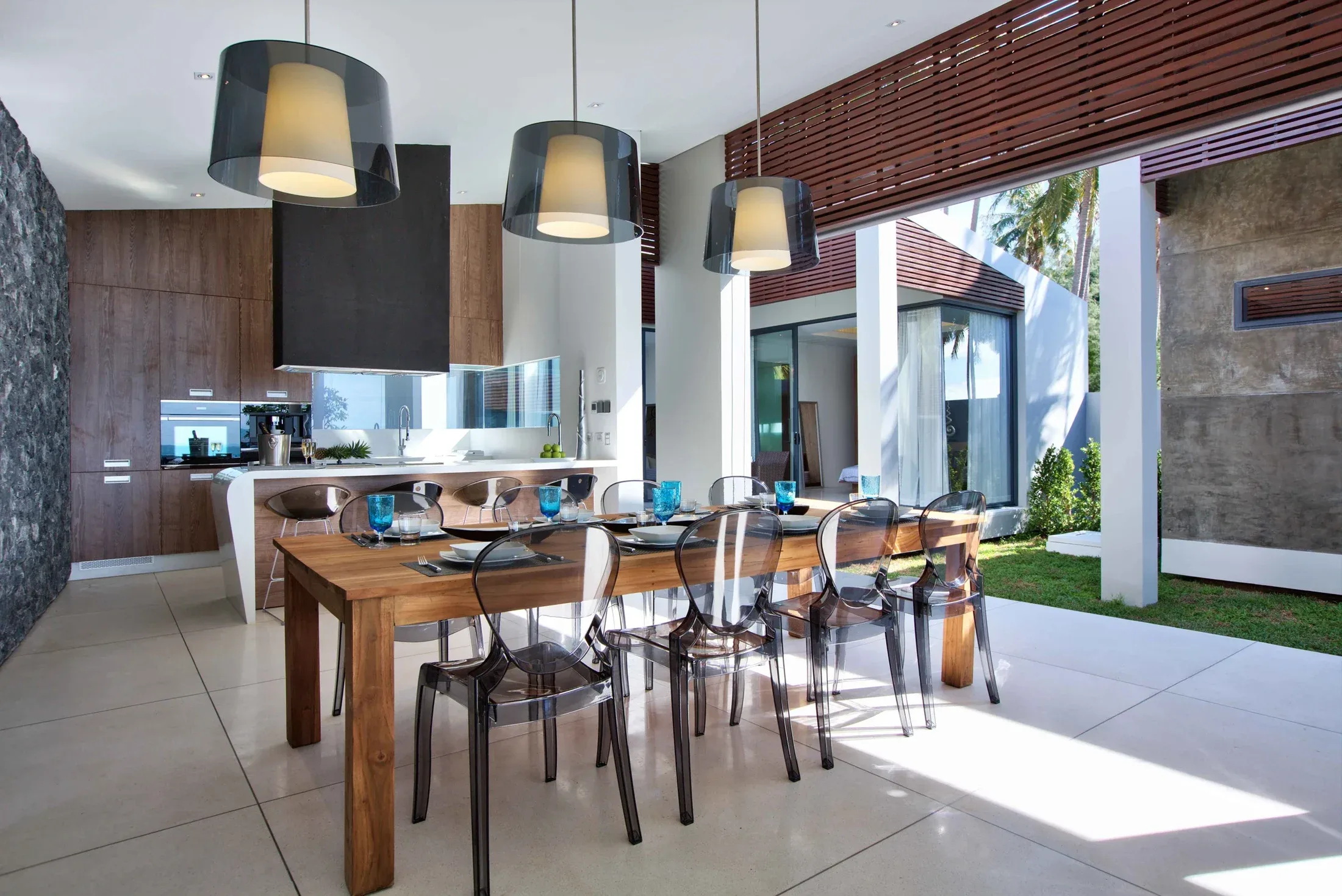 Mandalay Beach Villas — Interior dan detail material