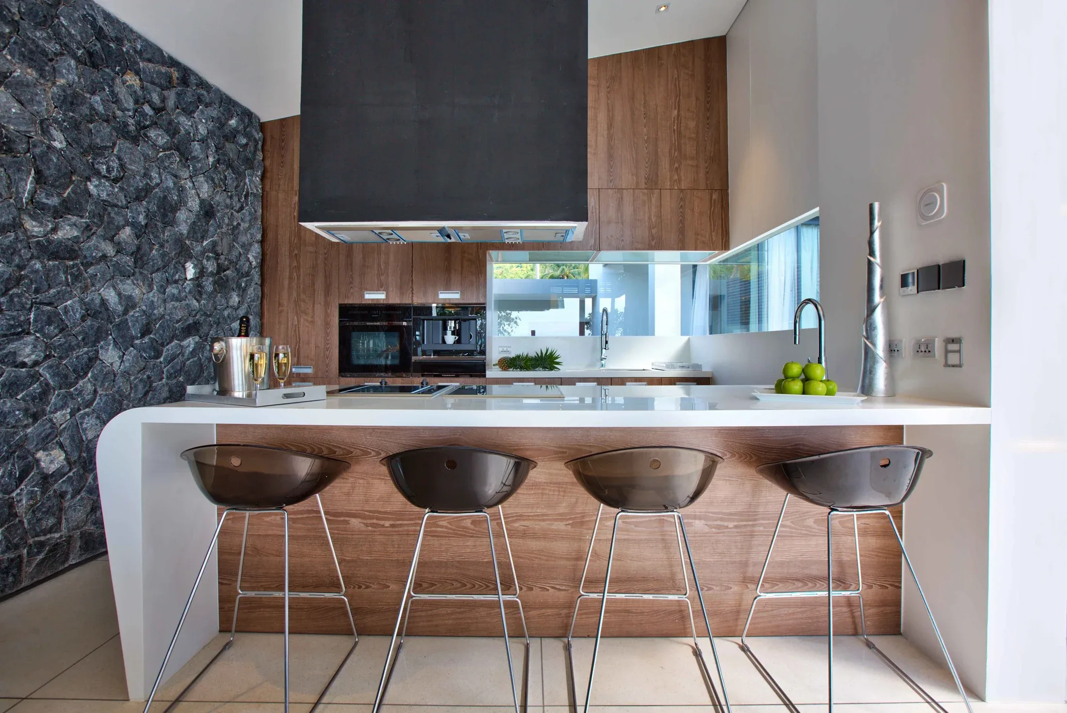 Mandalay Beach Villas — Interior dan detail material