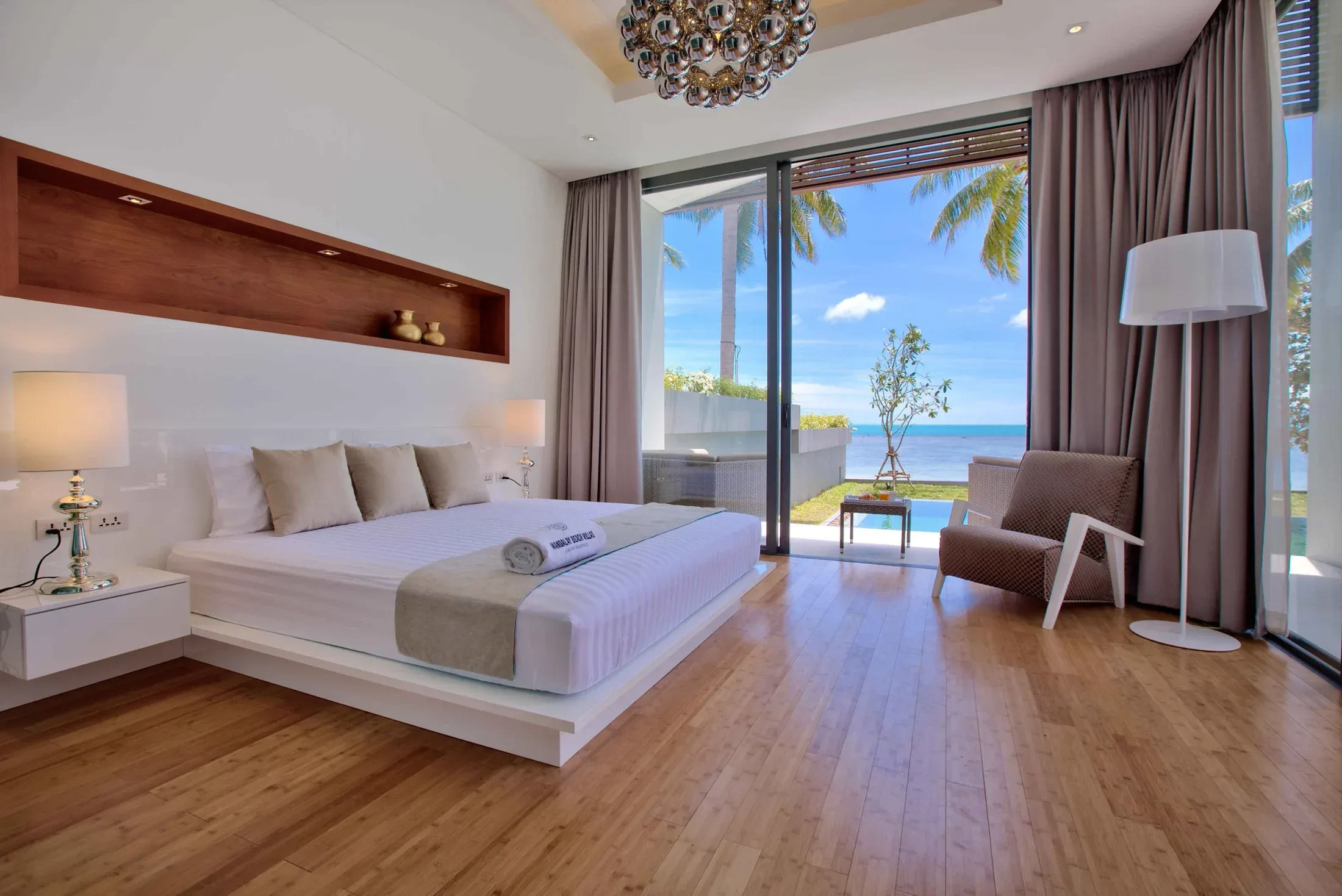Mandalay Beach Villas — Interior dan detail material