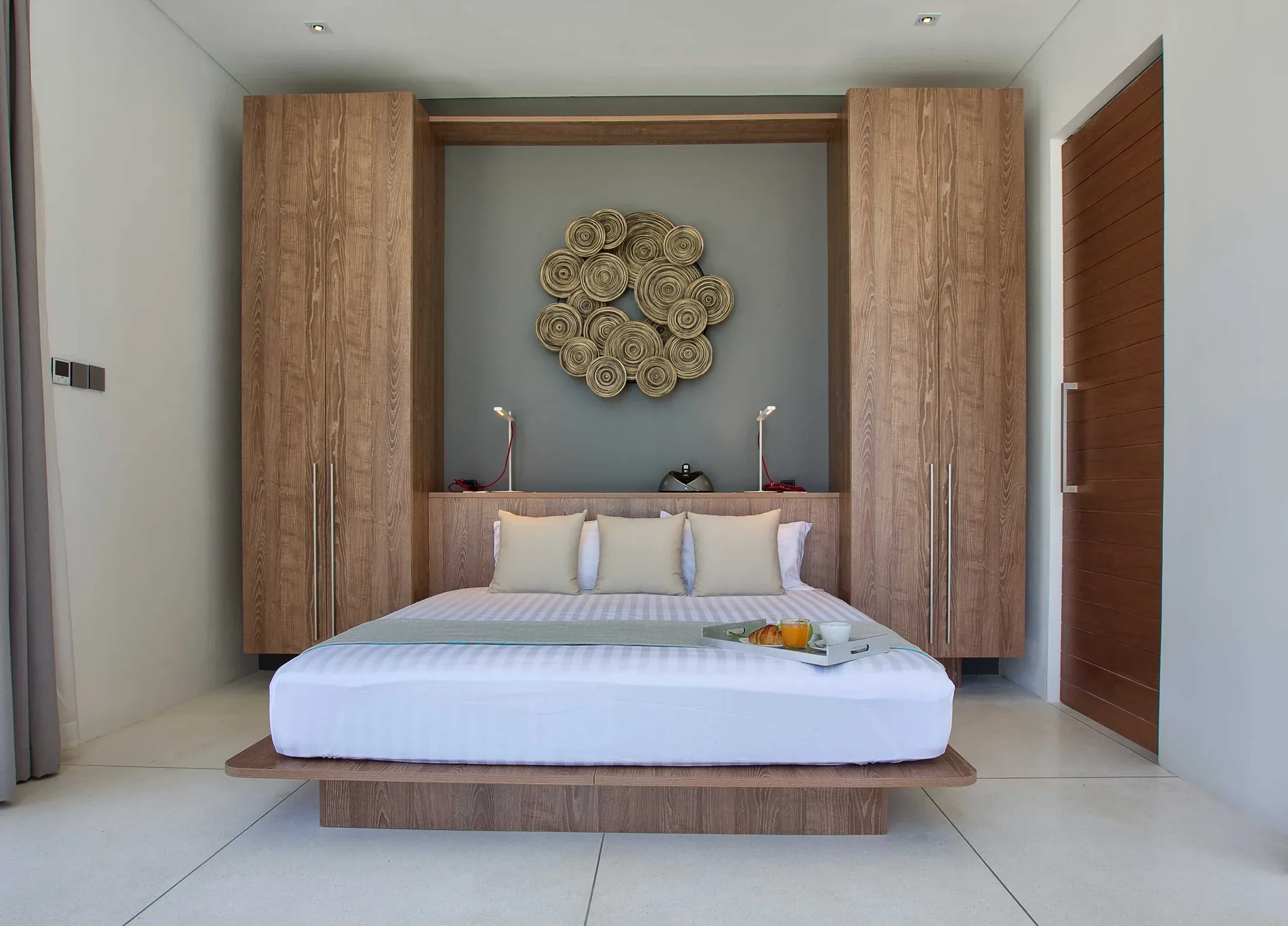 Mandalay Beach Villas — Interior dan detail material
