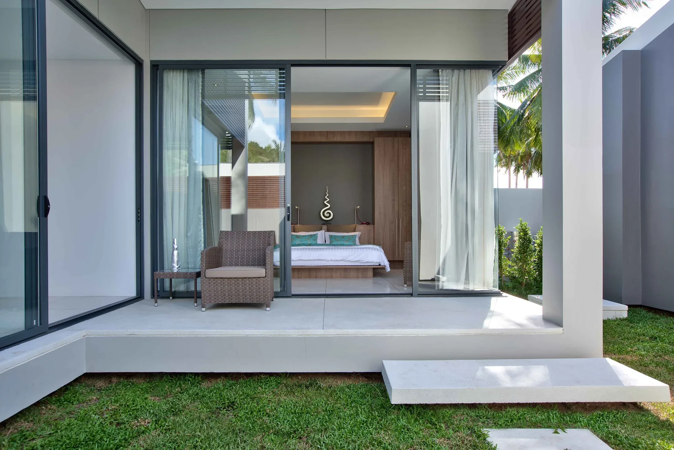 Mandalay Beach Villas — Interior dan detail material